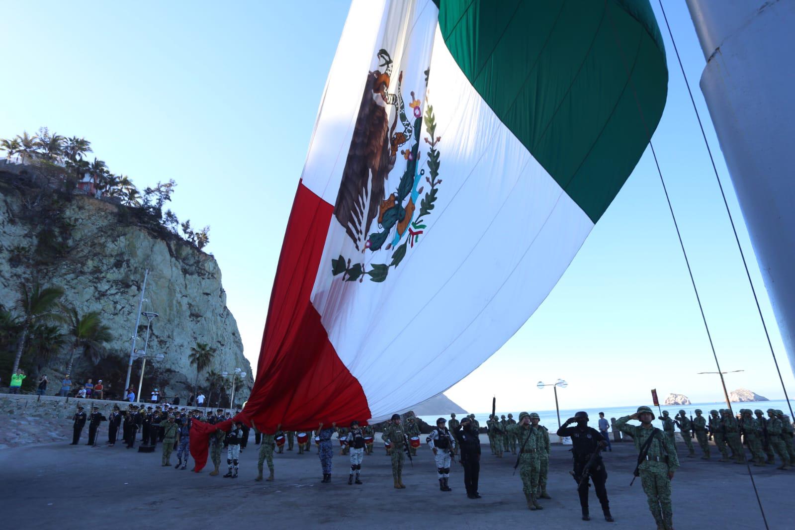 $!Celebran en Mazatlán natalicio de Benito Juárez