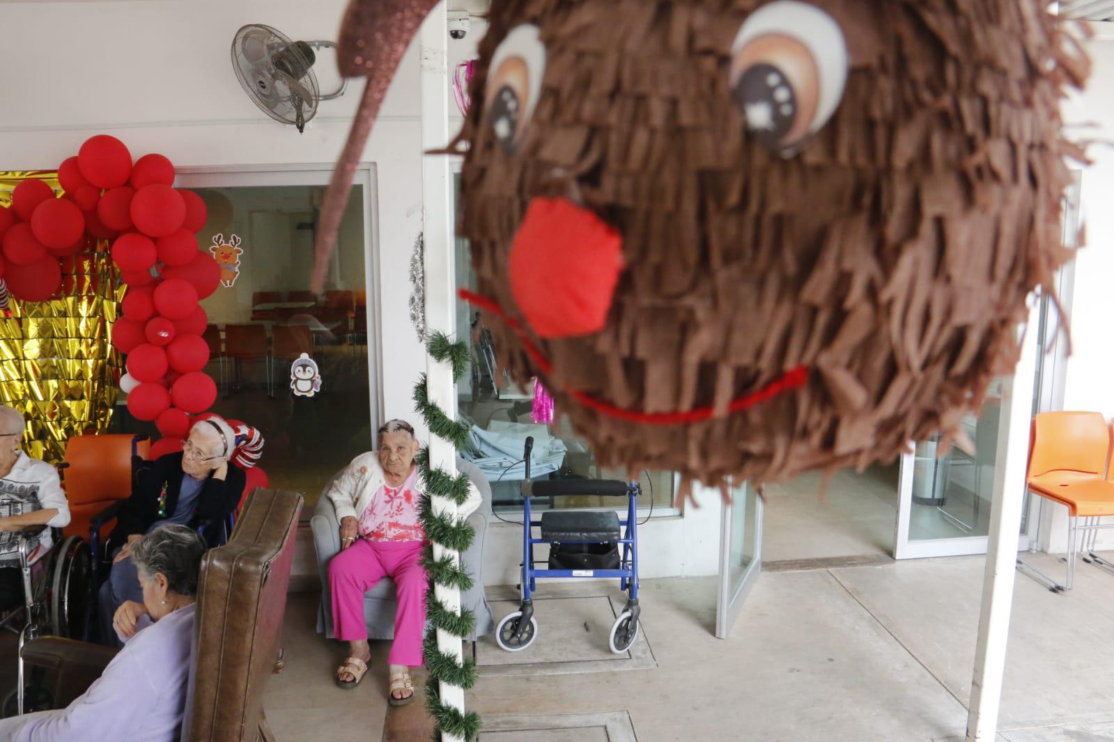 $!Abuelitos de Casa del Carmen, en Culiacán, celebran Navidad