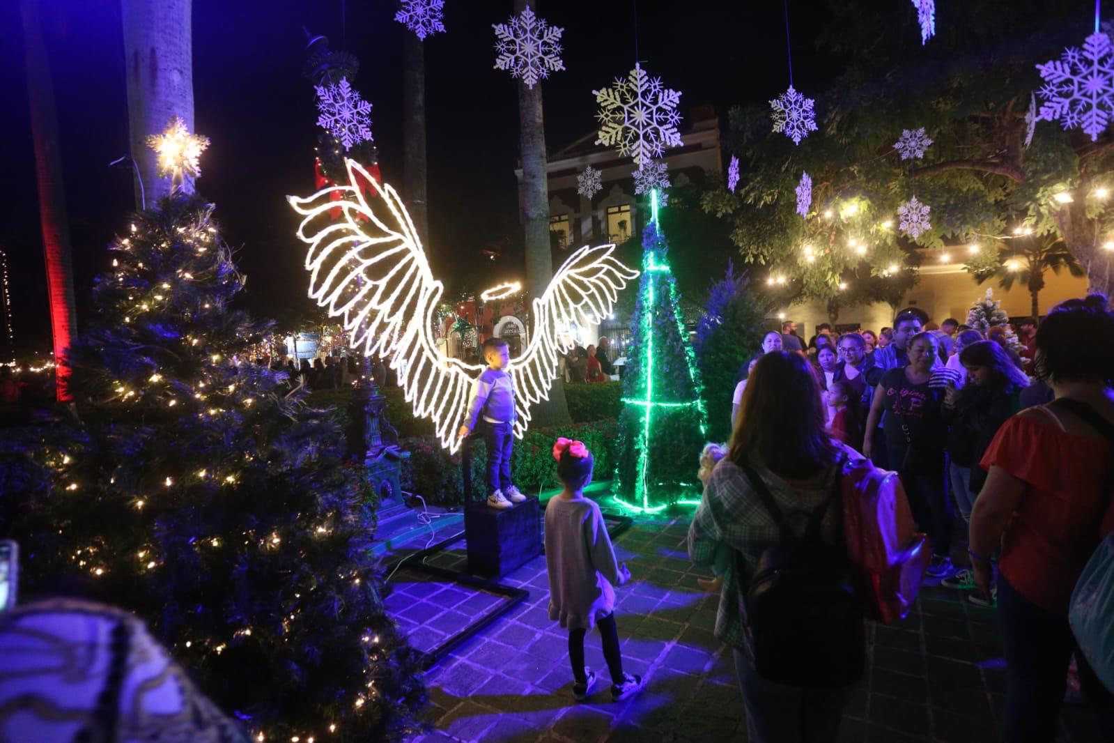 $!Encienden Iluminación Navideña en la Plazuela Machado