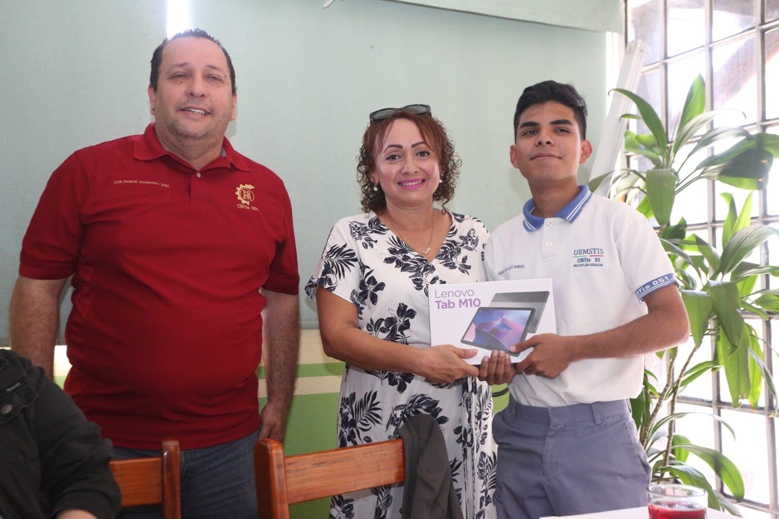 $!Premia CBTIS 51 a sus alumnos destacados en varias competencias