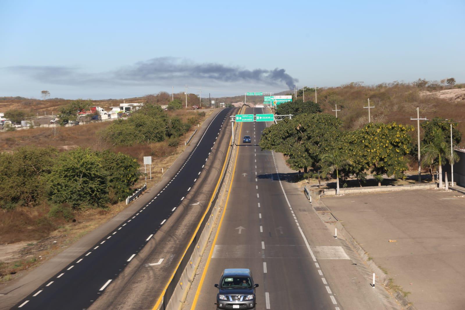 $!Queman vehículos y bloquean paso a la altura de El Habal; están cerrados los accesos y salidas a Mazatlán