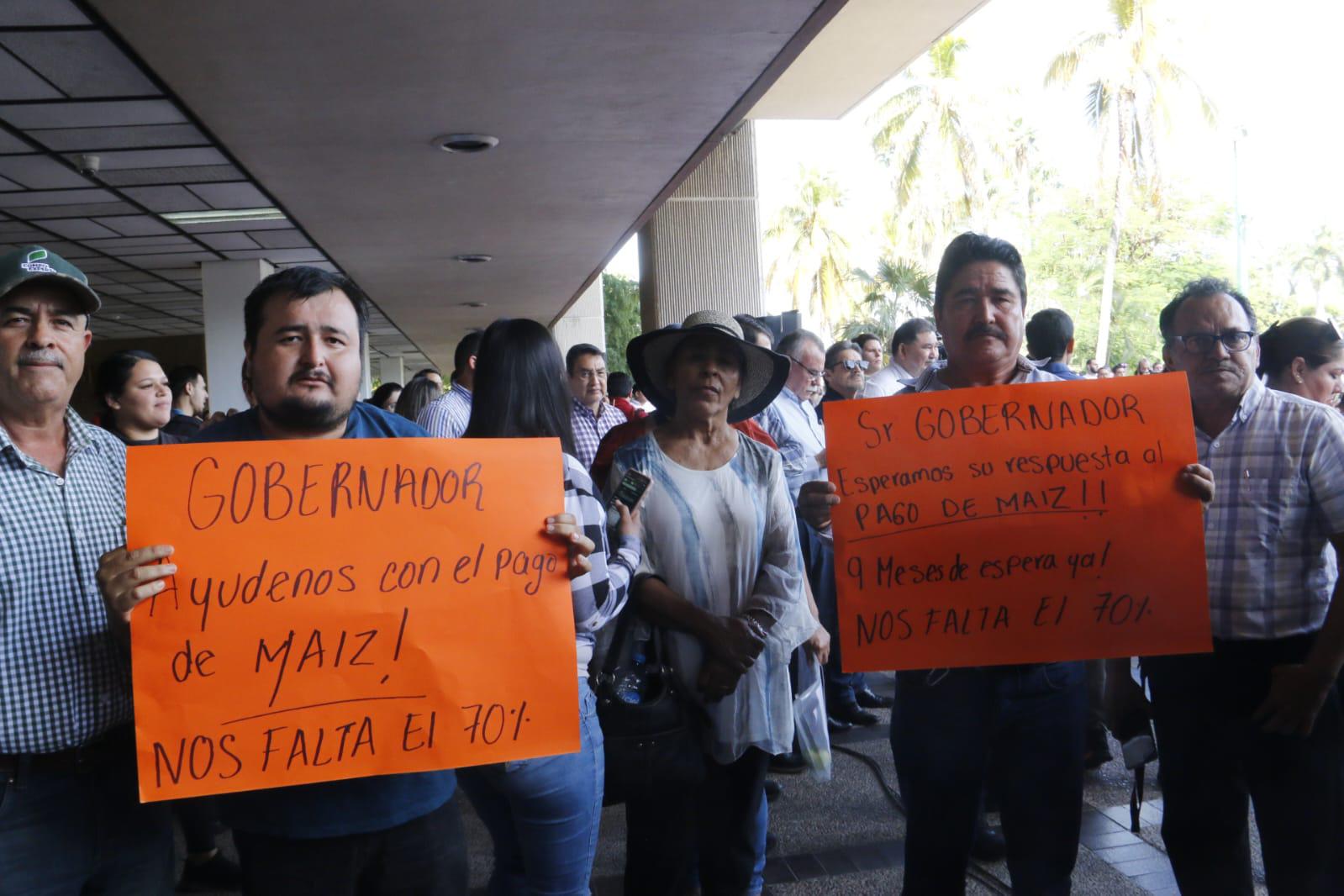 $!Productores agrícolas exigen atención del Gobernador en evento para pago de cosechas