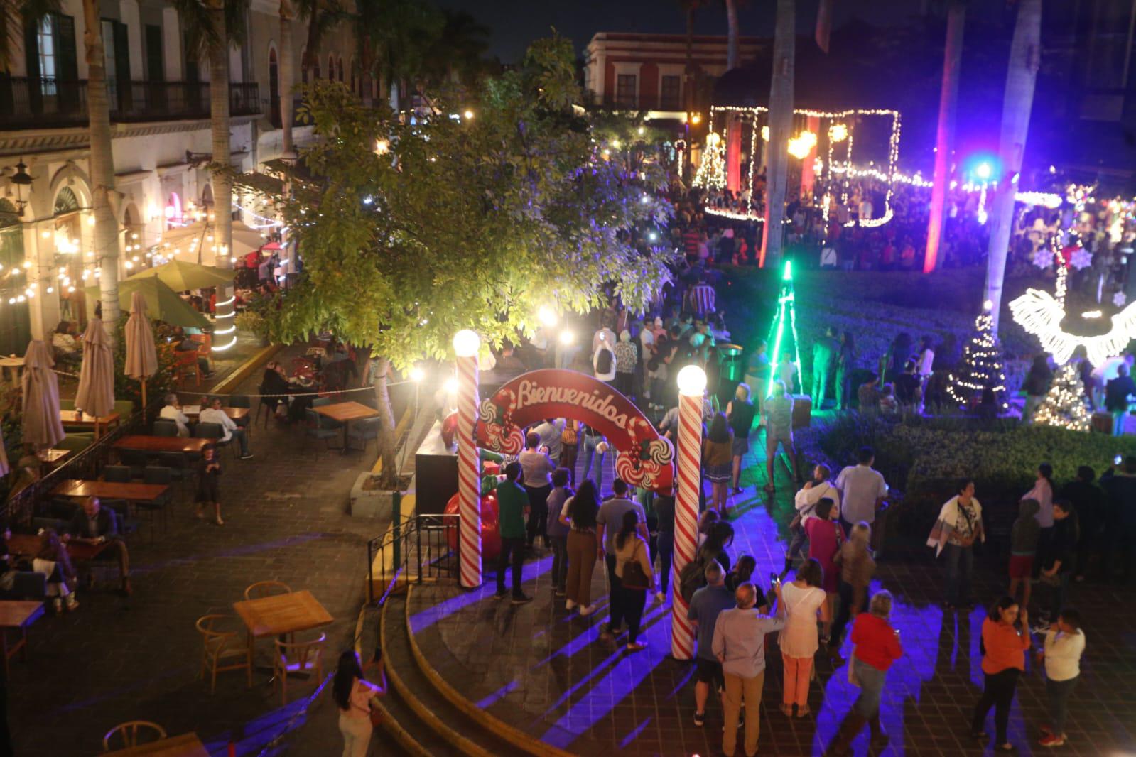 $!Encienden Iluminación Navideña en la Plazuela Machado