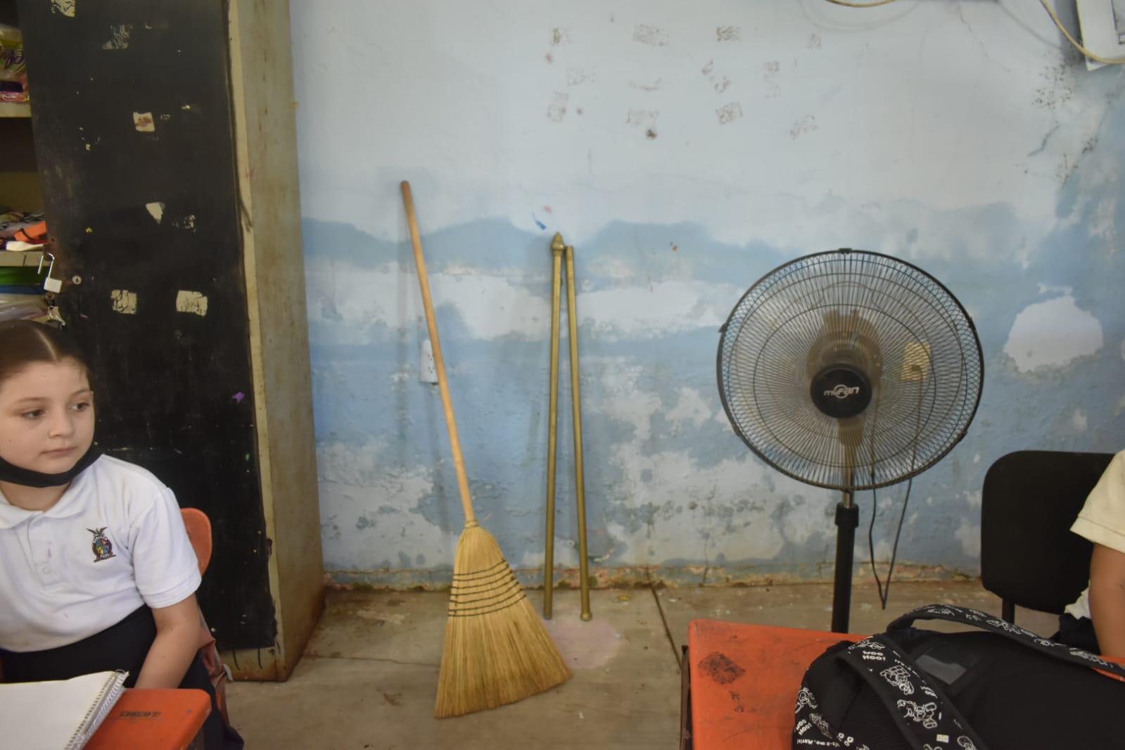 $!Madres de familia rescatan de entre el lodo la primaria de sus hijos cada vez que llueve, en Mocorito