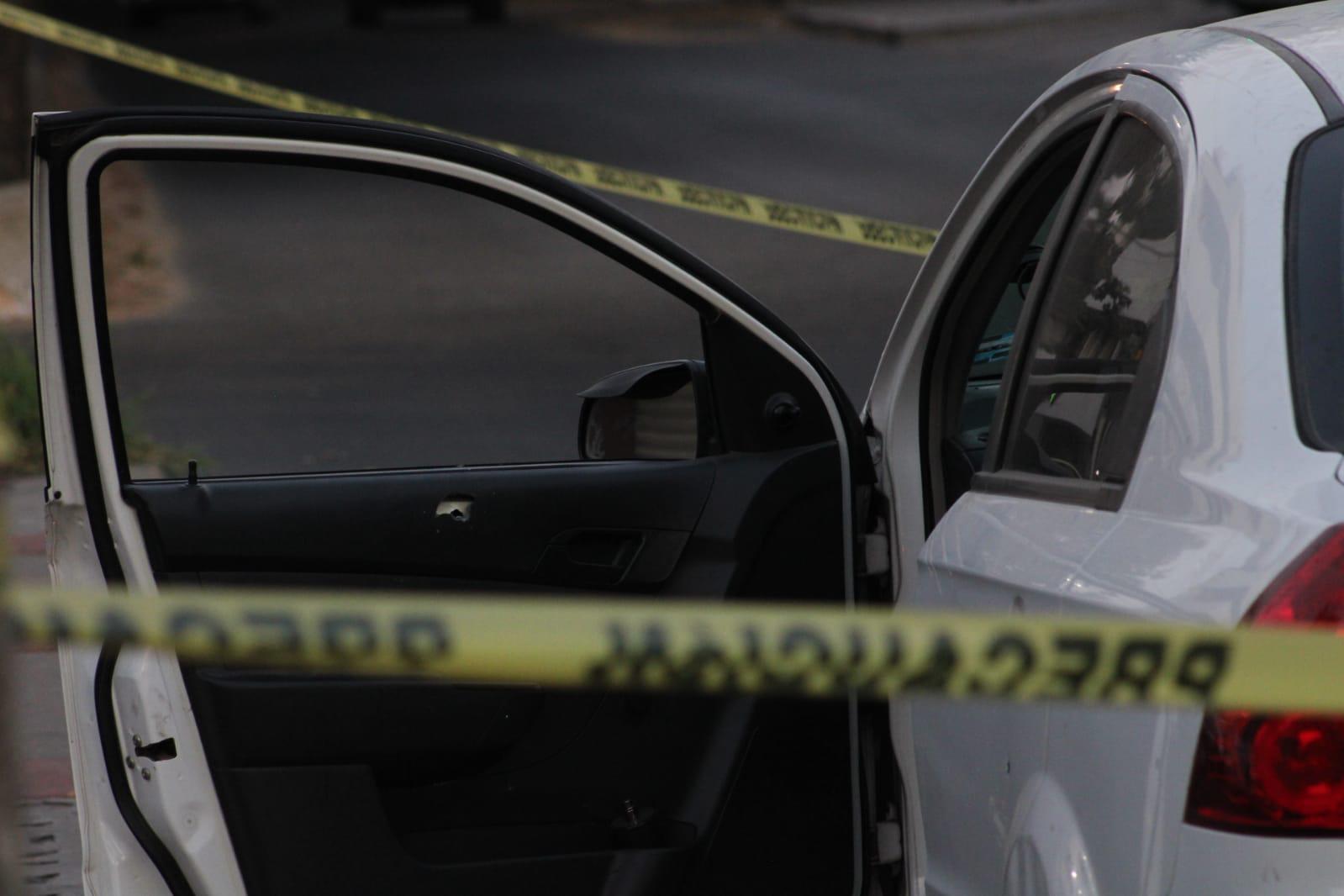 $!Atacan a balazos a automovilista en la colonia Guadalupe, en Culiacán