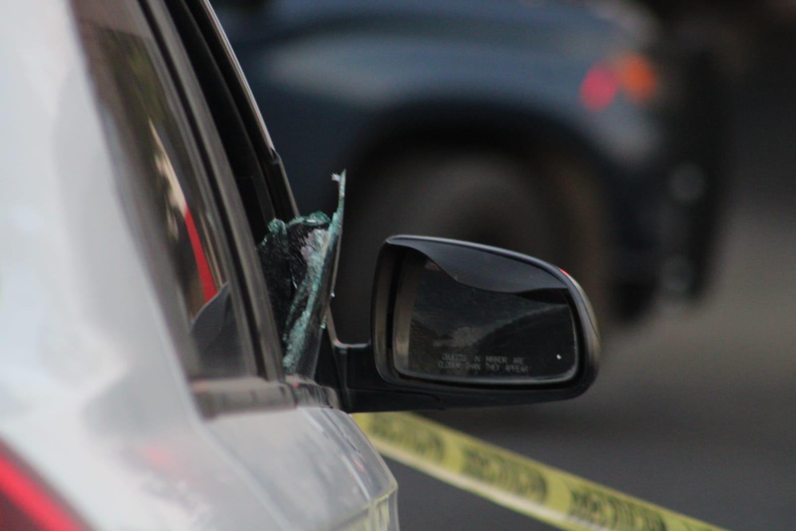 $!Atacan a balazos a automovilista en la colonia Guadalupe, en Culiacán