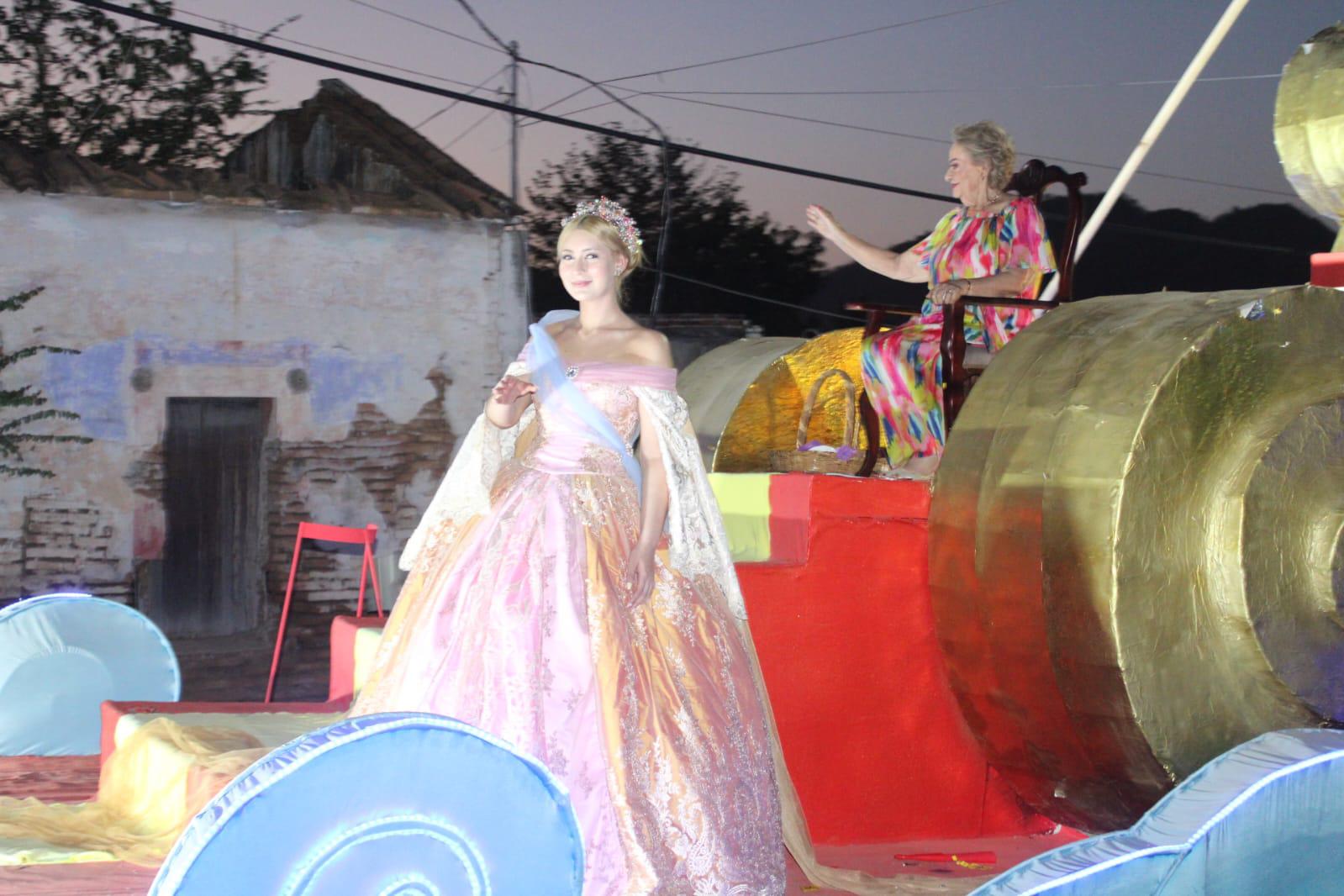 $!Chicos y grandes disfrutan del tradicional desfile de la Feria de la Primavera en Rosario