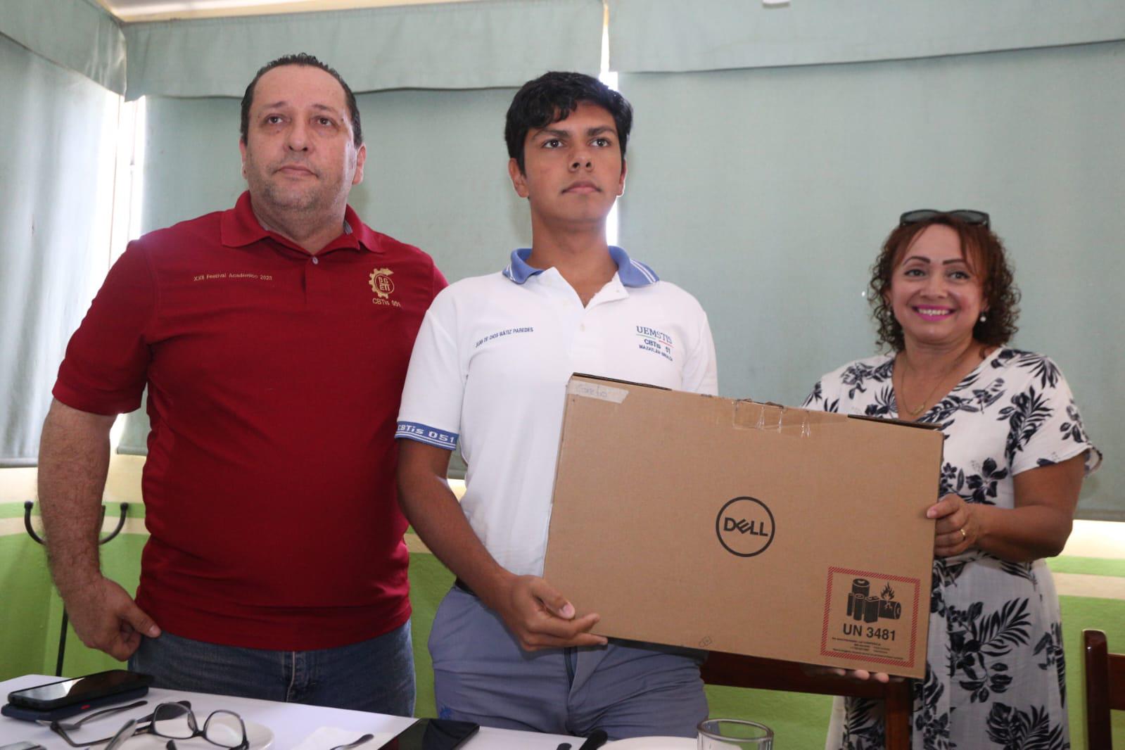 $!Premia CBTIS 51 a sus alumnos destacados en varias competencias