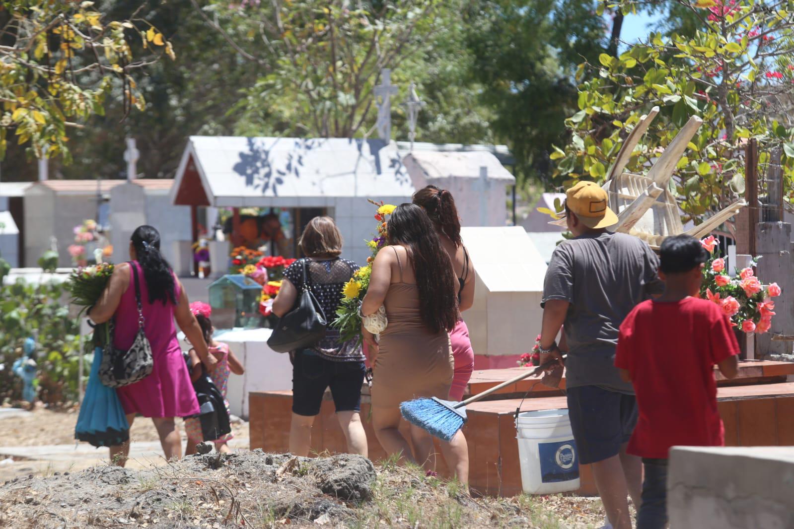 $!Acuden centenares de personas a panteones de Mazatlán el Día de las Madres
