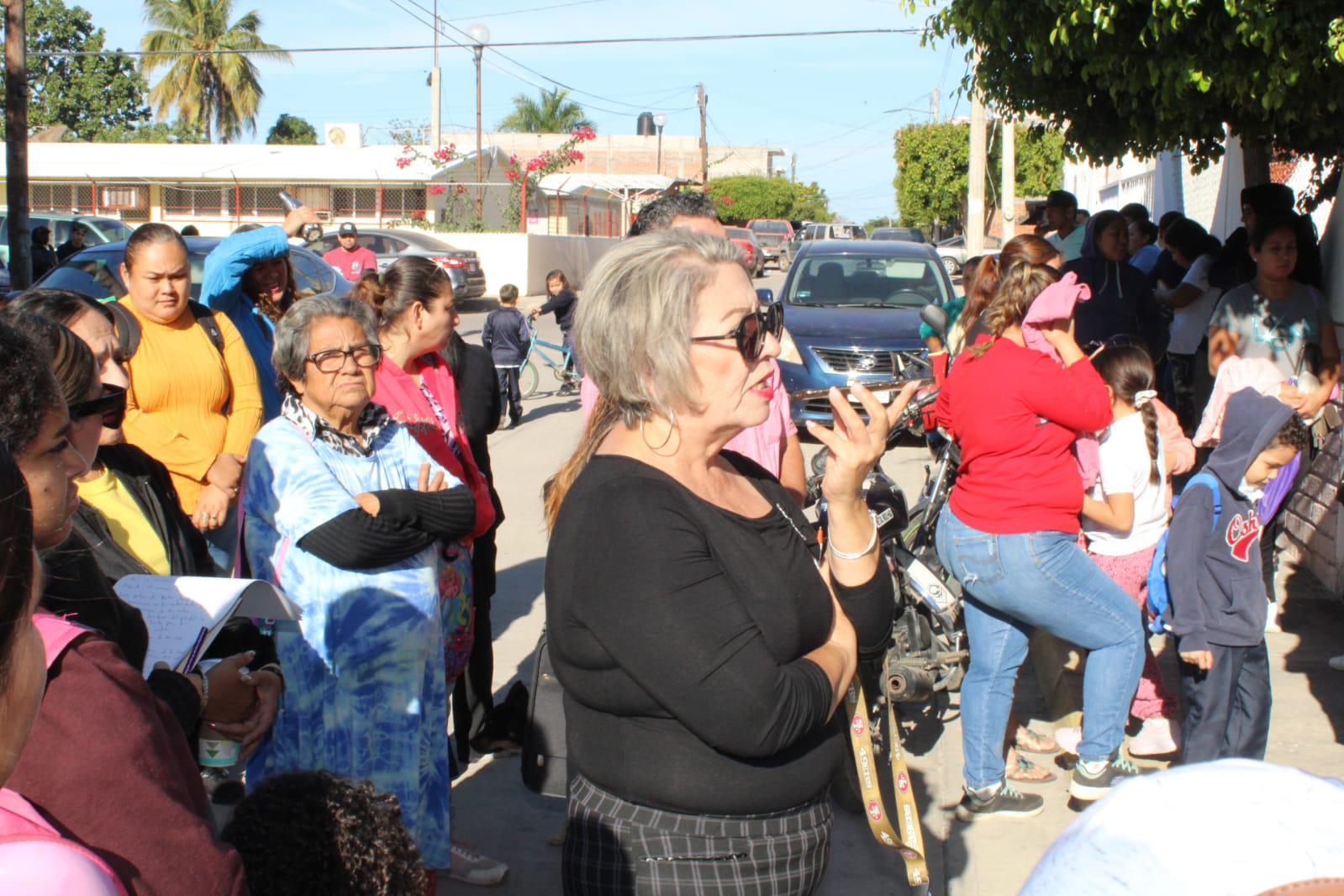 $!Bloquean padres de familia preescolar de Rosario en demanda de dos aulas