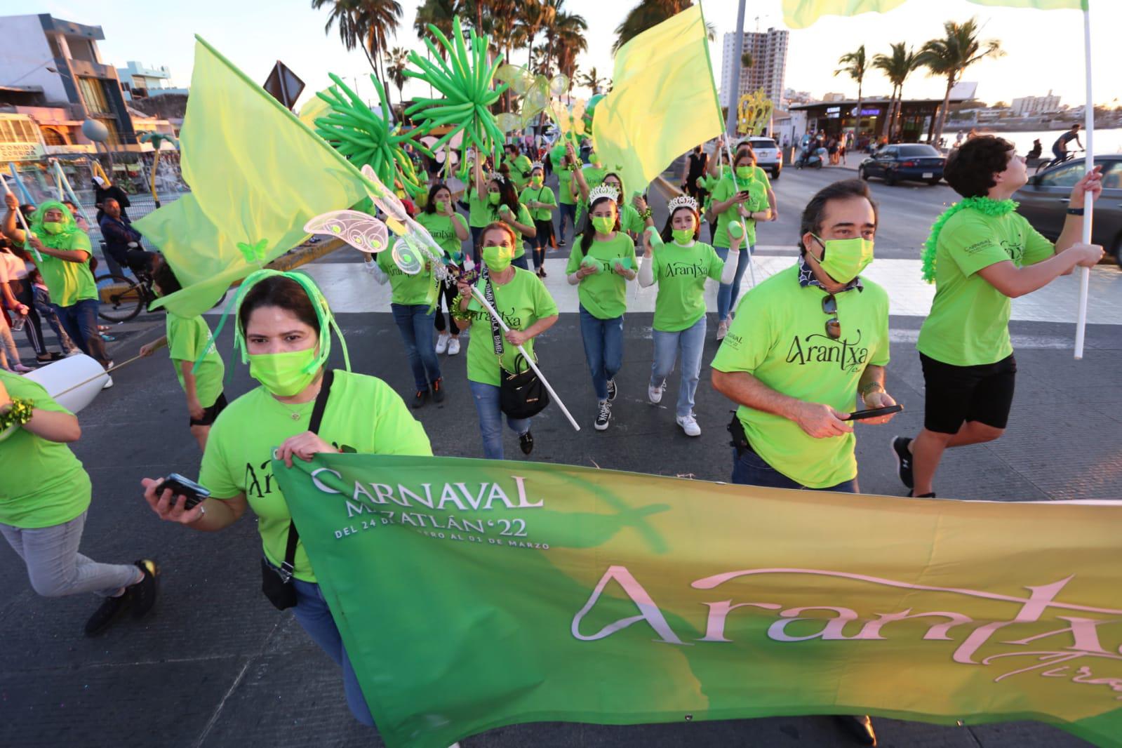 $!El malecón de Mazatlán se viste de Carnaval, banda y alegría