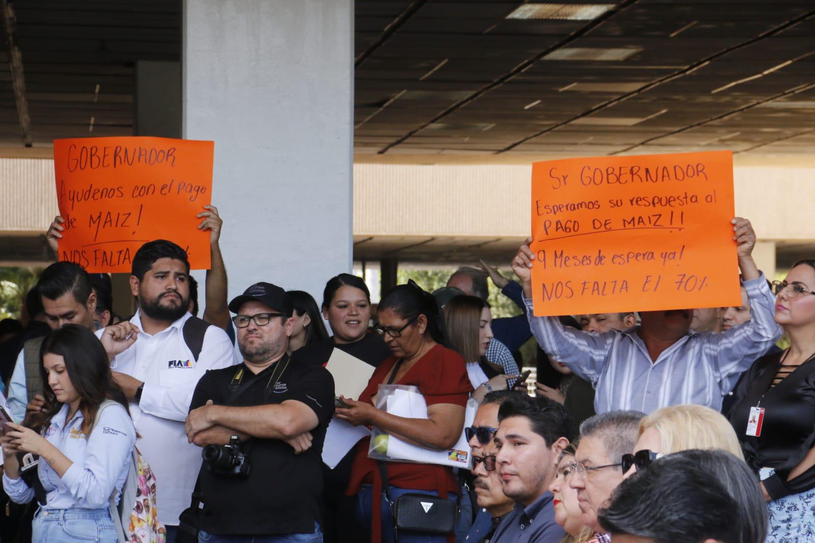 $!Productores agrícolas exigen atención del Gobernador en evento para pago de cosechas