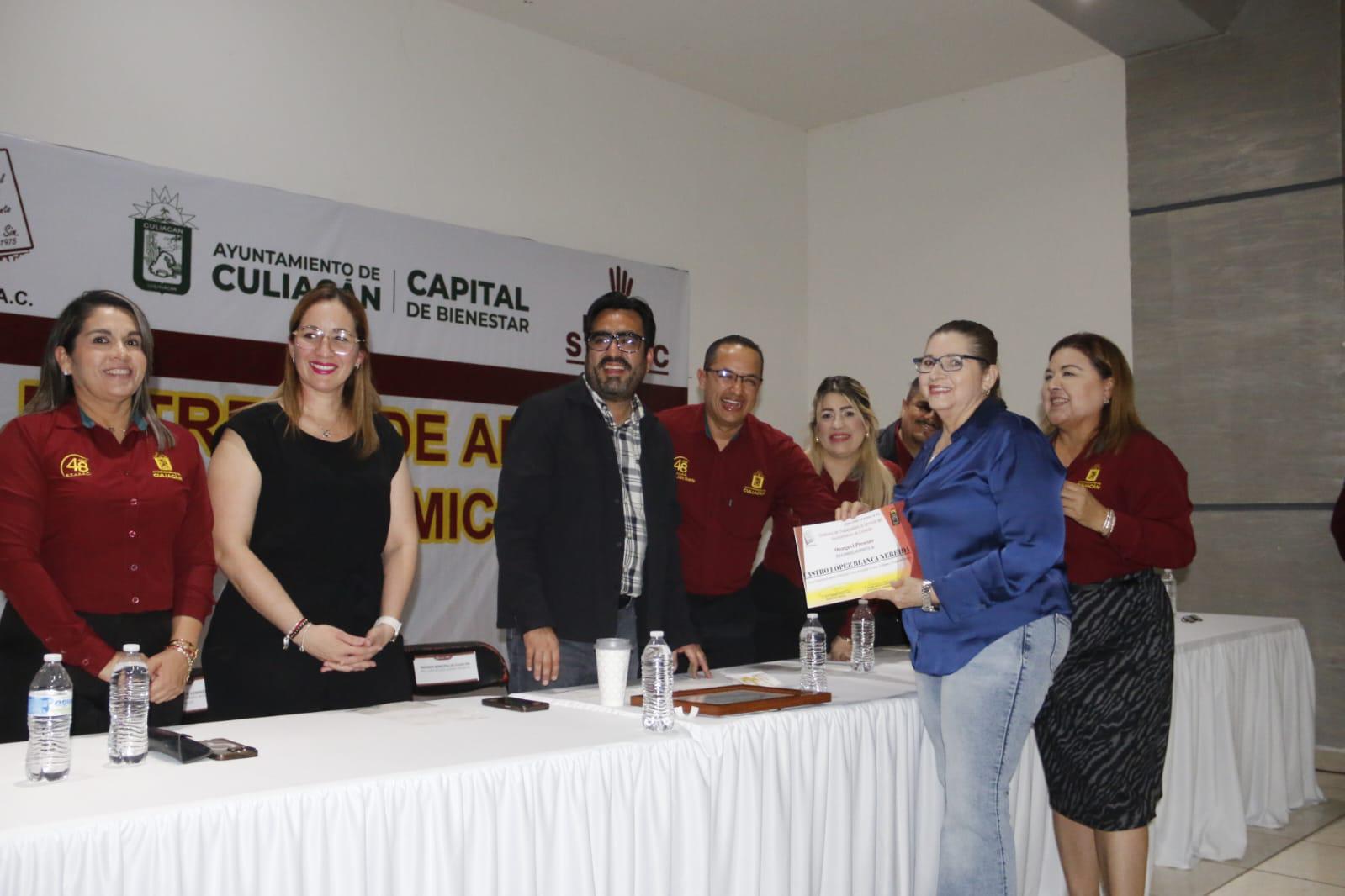 $!Entregan apoyos económicos a trabajadores del estado en el Stasac, en Culiacán