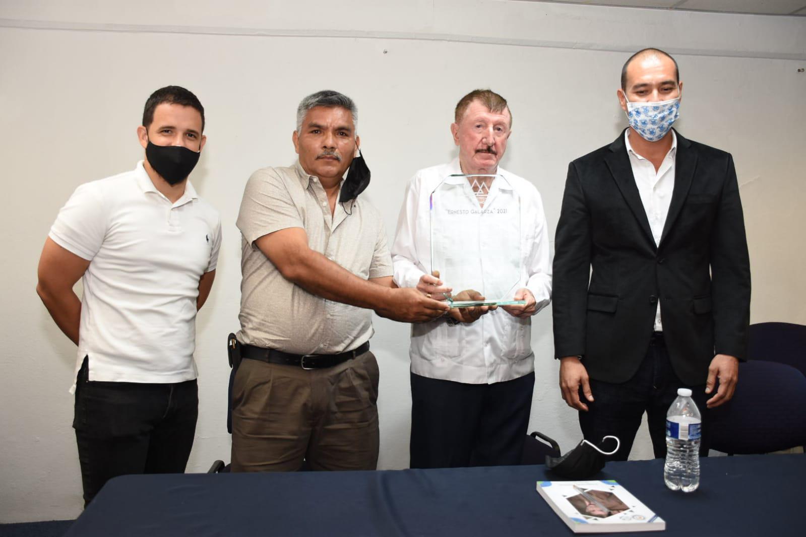 $!El doctor Epifanio Castañeda es premiado por su contribución a la medicina deportiva en Mazatlán