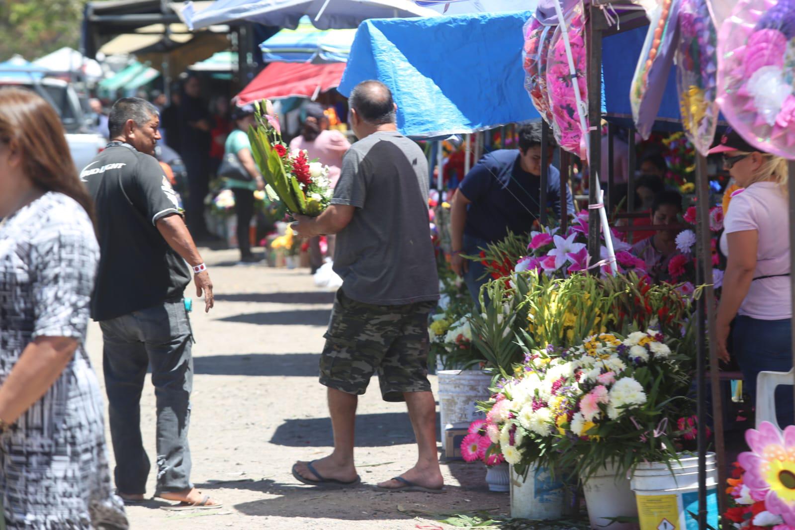 $!Acuden centenares de personas a panteones de Mazatlán el Día de las Madres