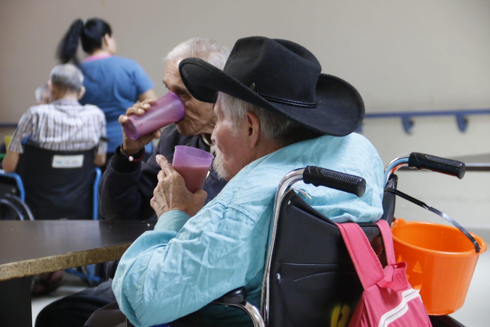 $!Celebran Navidad abuelitos del Centro Gerontológico del DIF en Culiacán