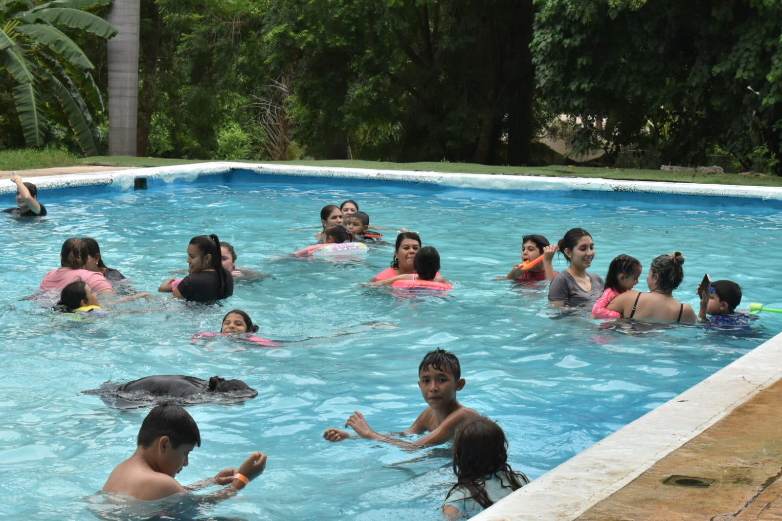 $!Bañistas disfrutan de sus vacaciones en las aguas termales de Imala