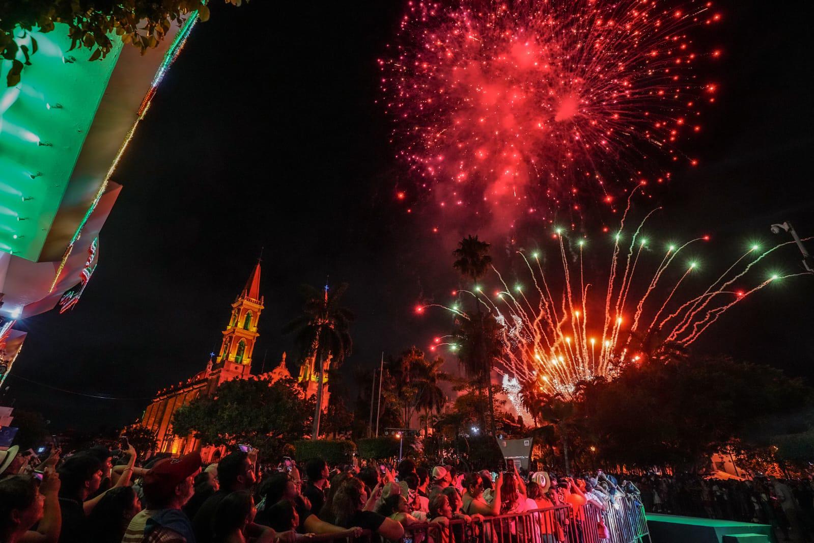 $!El espectáculo de la noche del 15 de septiembre deslumbró al público con la pirotecnia.