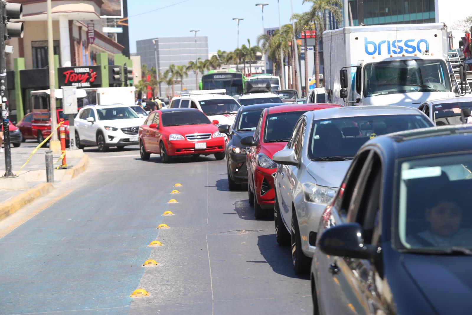 $!Hay fuerte congestionamiento en Zona Dorada de Mazatlán