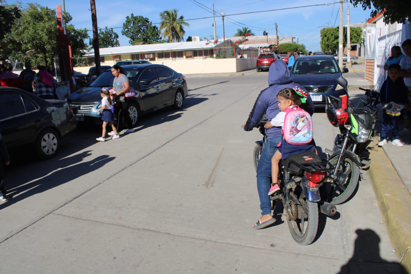 $!Bloquean padres de familia preescolar de Rosario en demanda de dos aulas