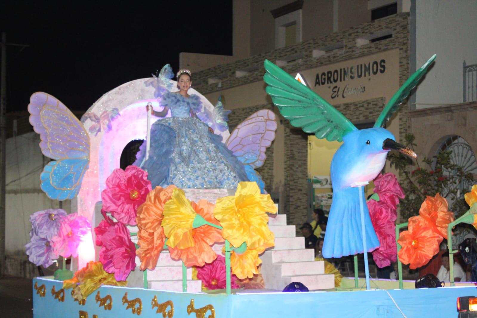 $!Chicos y grandes disfrutan del tradicional desfile de la Feria de la Primavera en Rosario