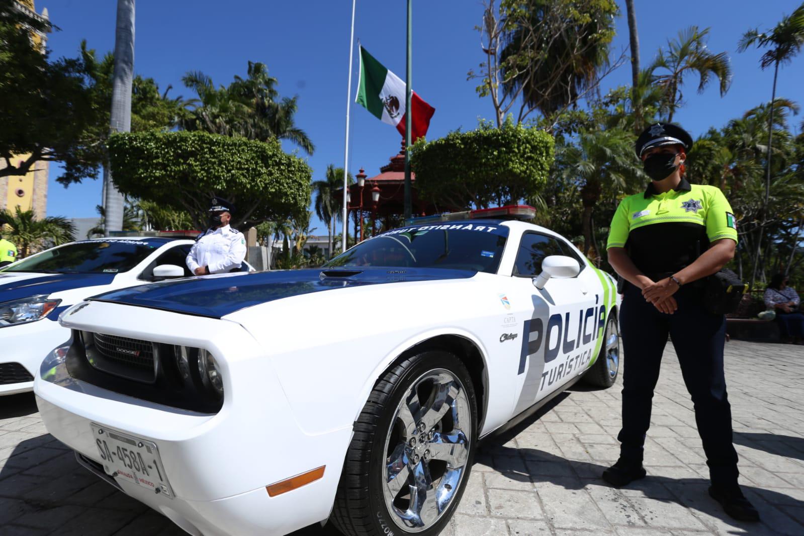 $!Gobierno de Mazatlán entrega tres vehículos al Capta y Tránsito Municipal