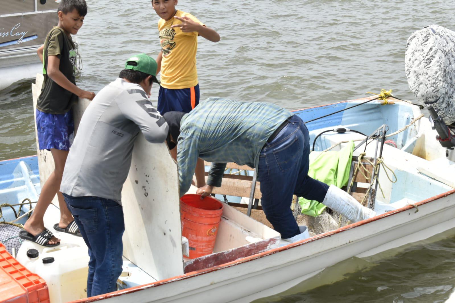 $!Mal clima impide la salida a altamar de pescadores de Altata