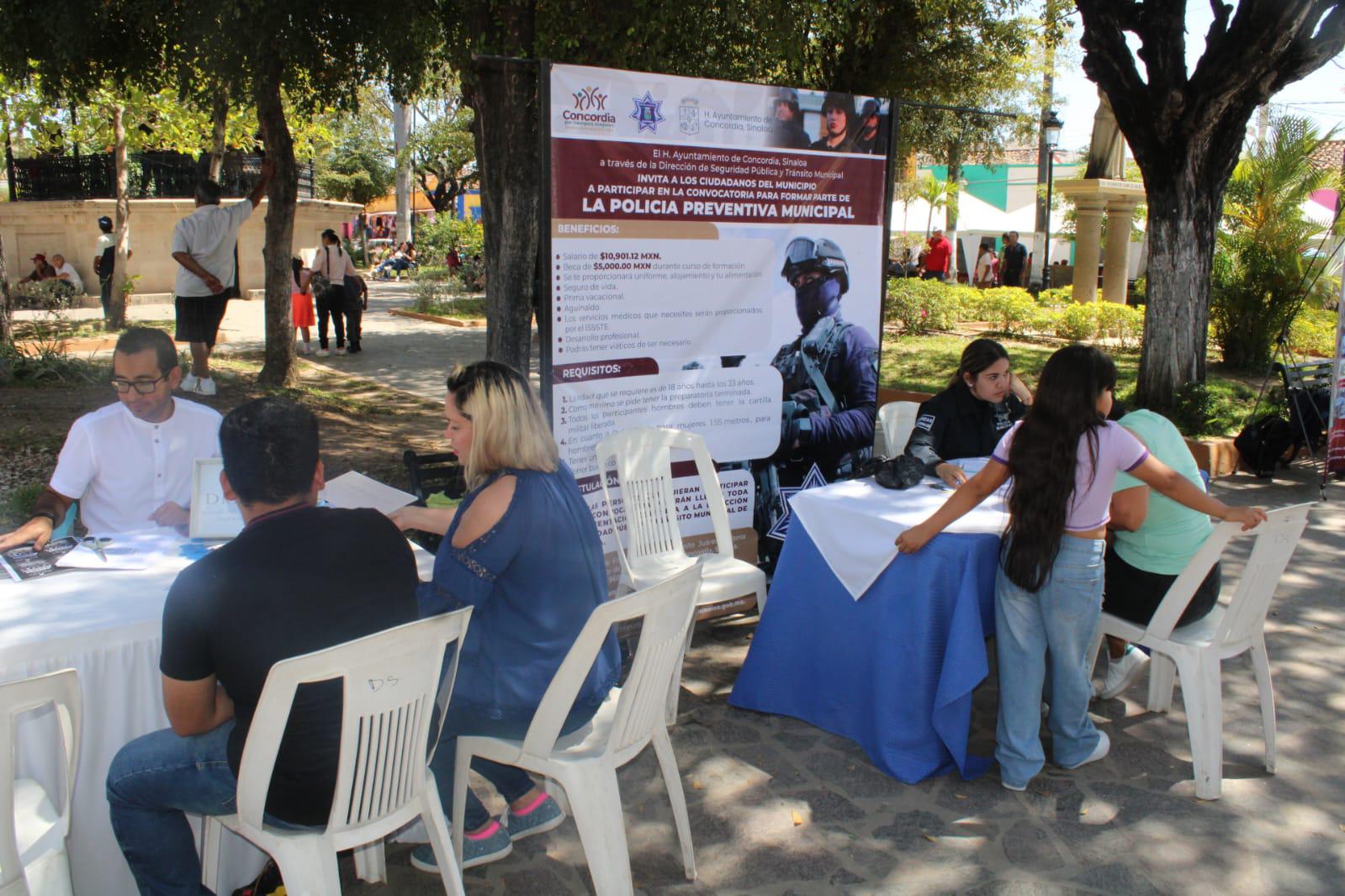 $!Realizan corporaciones policíacas feria del empleo en Concordia