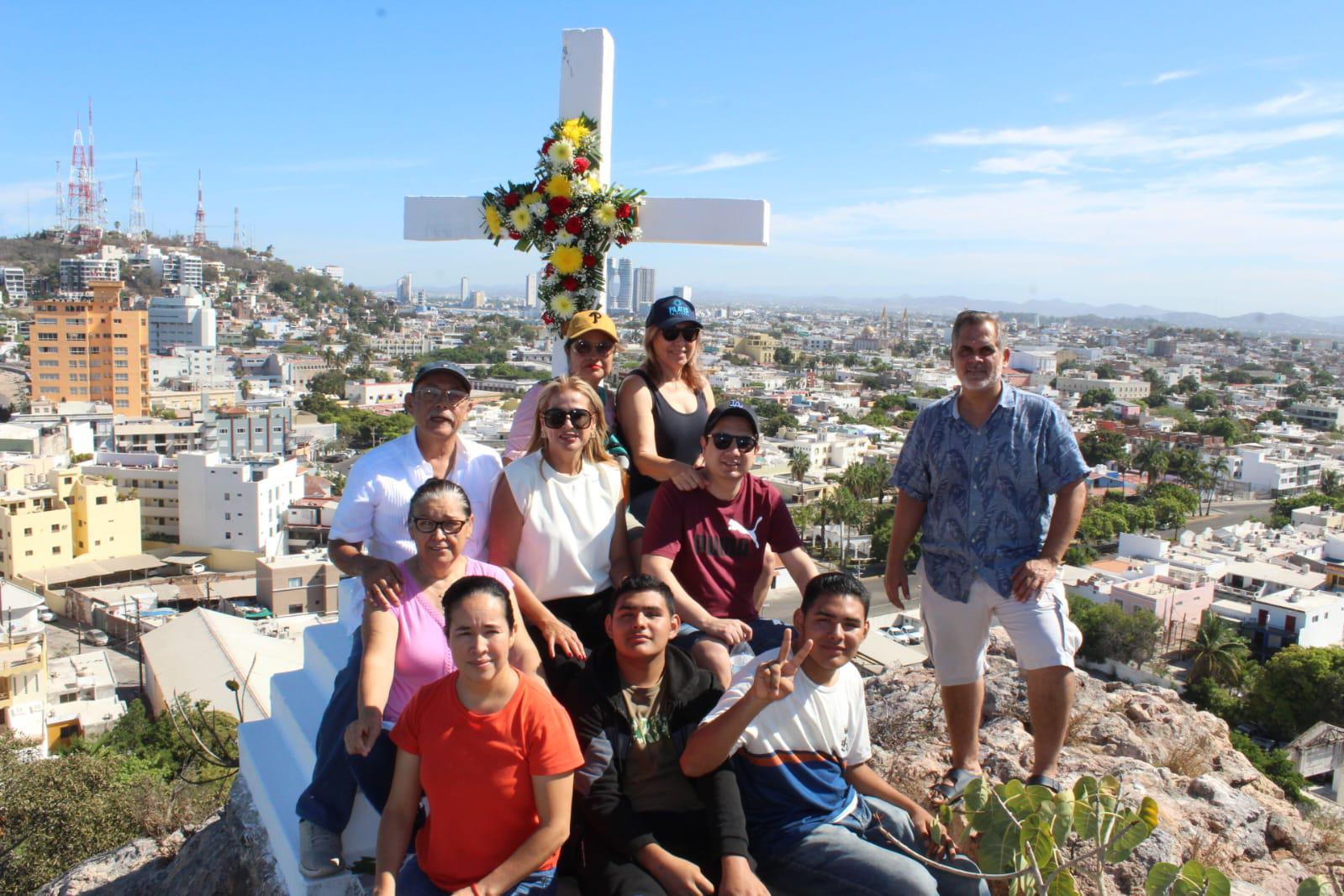 $!Por la paz y las tradiciones, festejan vecinos del Barrio de la Cruz a su Santa patrona