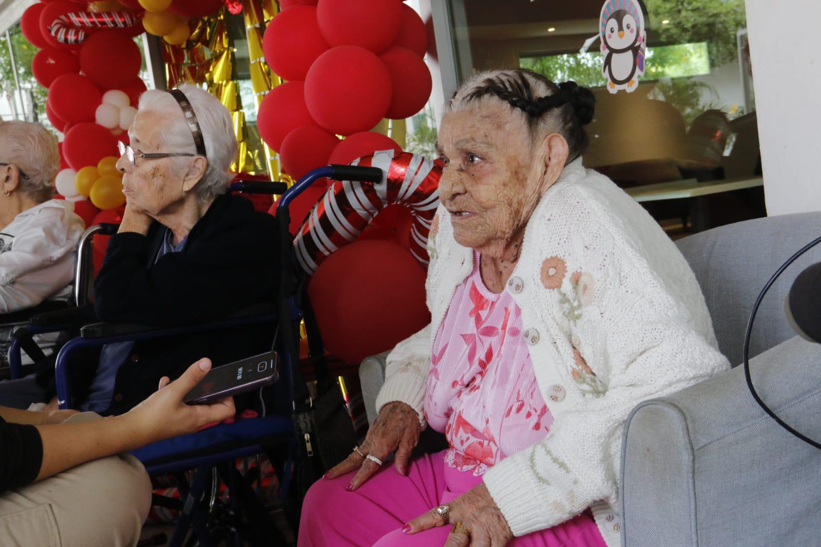 $!Abuelitos de Casa del Carmen, en Culiacán, celebran Navidad