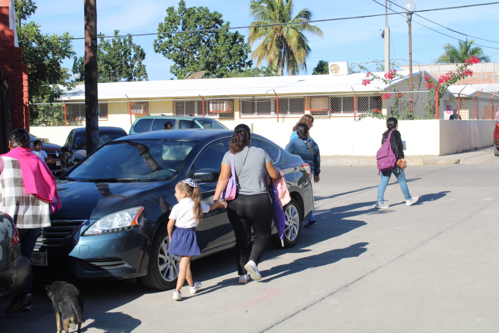 $!Bloquean padres de familia preescolar de Rosario en demanda de dos aulas