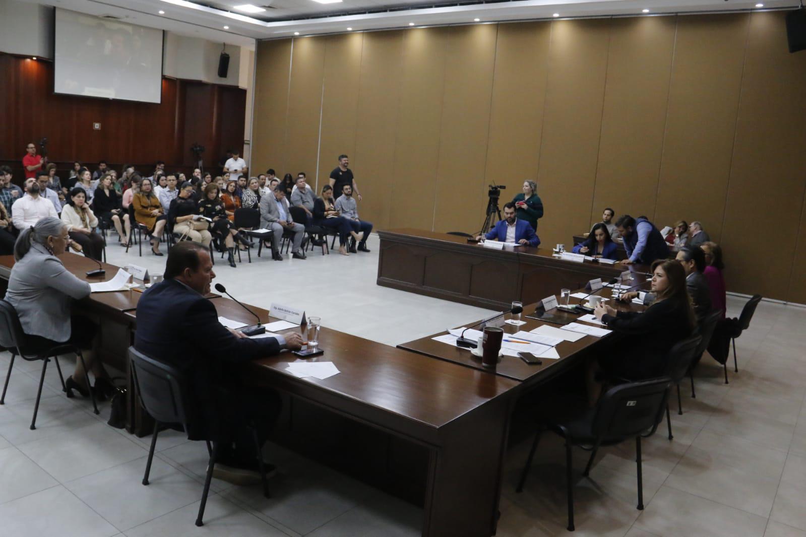 $!Presenta Emma Félix informe ante el Congreso; PAS la acusa de cómplice del Ejecutivo