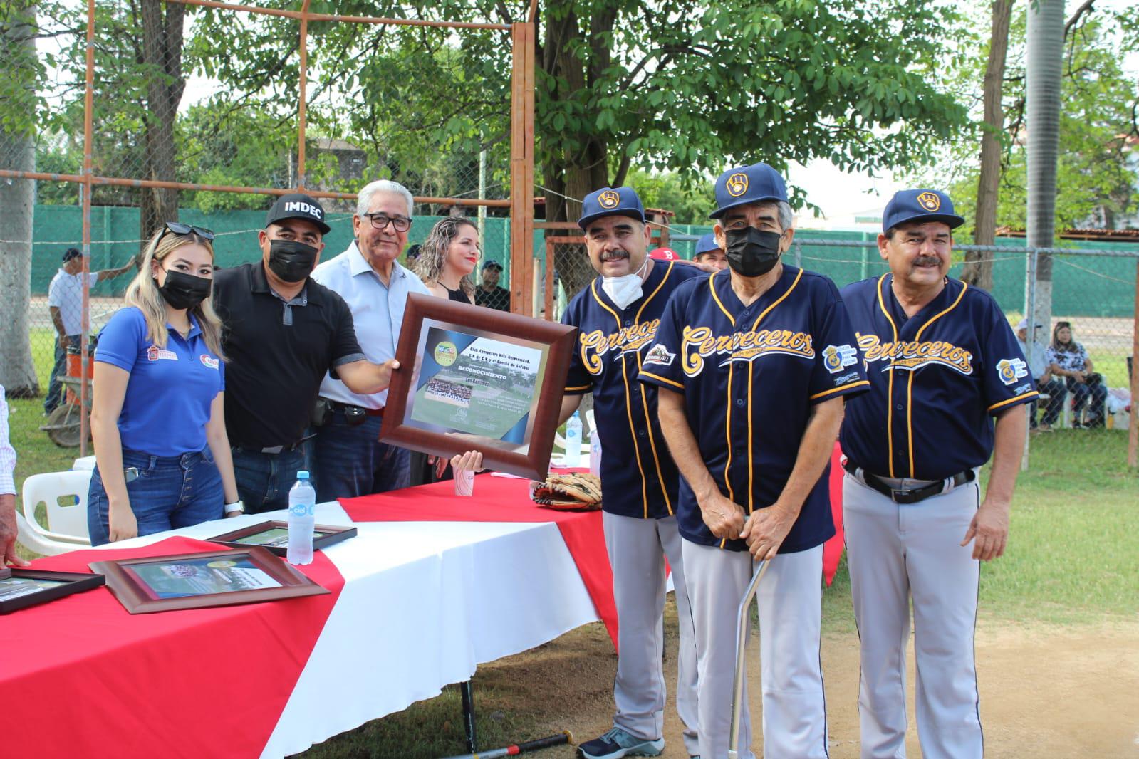 $!Antonio Mejía y Mario Gaxiola son homenajeados al inaugurarse el softbol del Villa Universidad