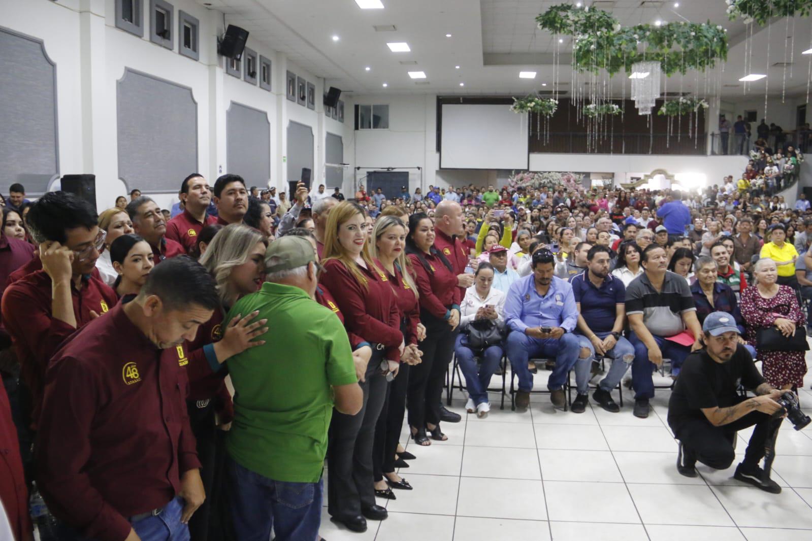 $!Entregan apoyos económicos a trabajadores del estado en el Stasac, en Culiacán