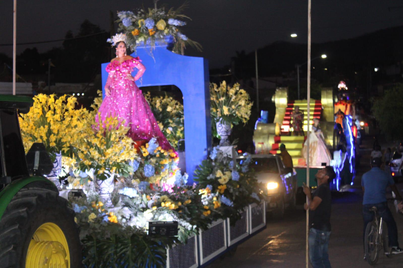 $!Chicos y grandes disfrutan del tradicional desfile de la Feria de la Primavera en Rosario