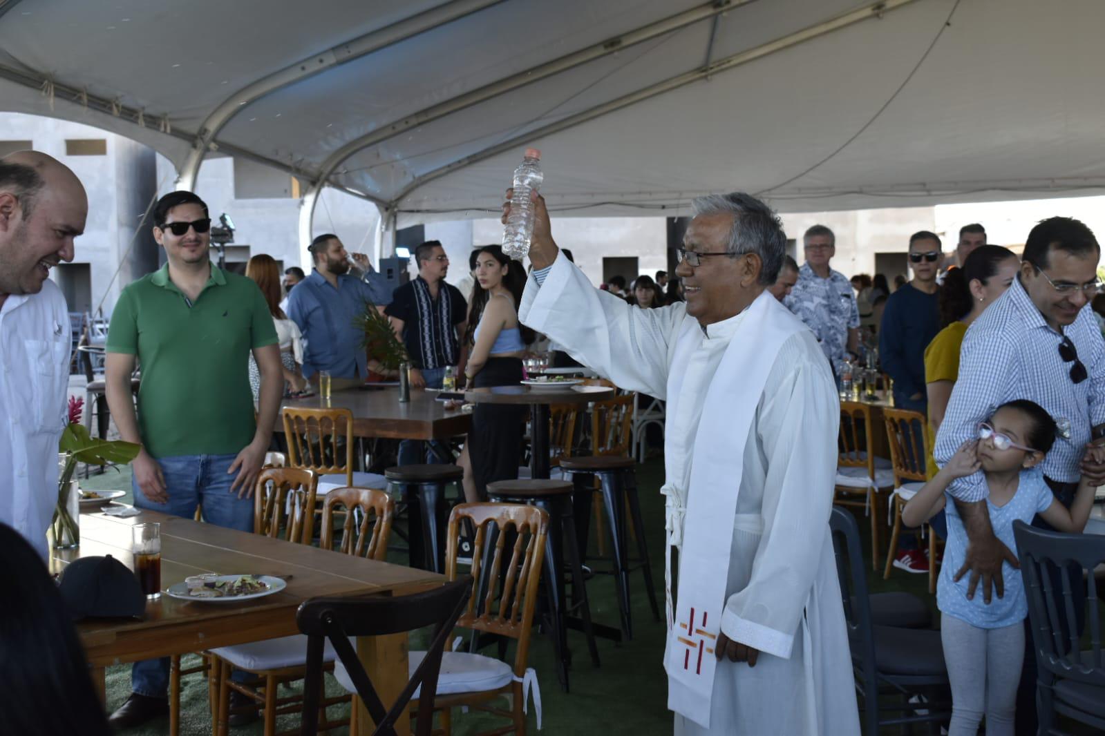 $!El sacerdote Salvador Sánchez realiza la bendición del proyecto.