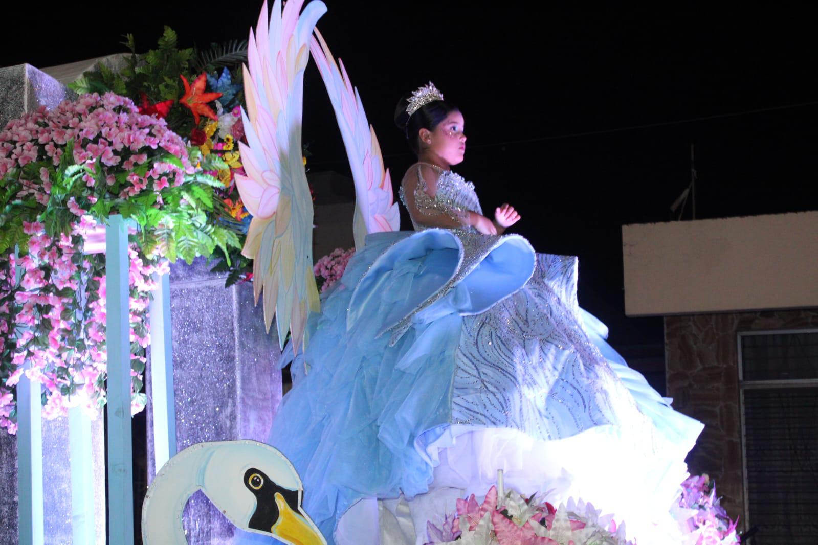 $!Chicos y grandes disfrutan del tradicional desfile de la Feria de la Primavera en Rosario