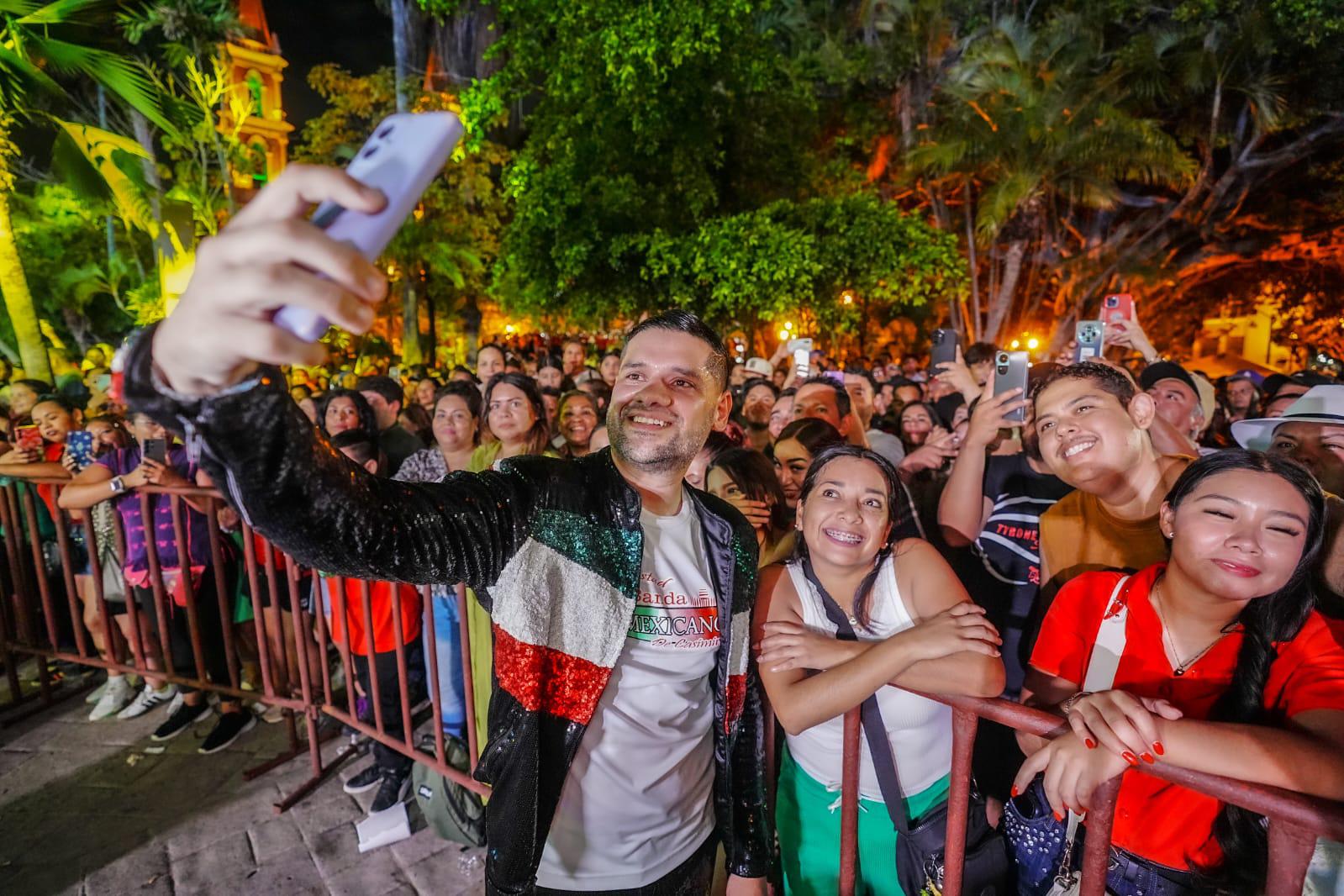 $!Alan Zamudio se acerca a saludar a sus fans.