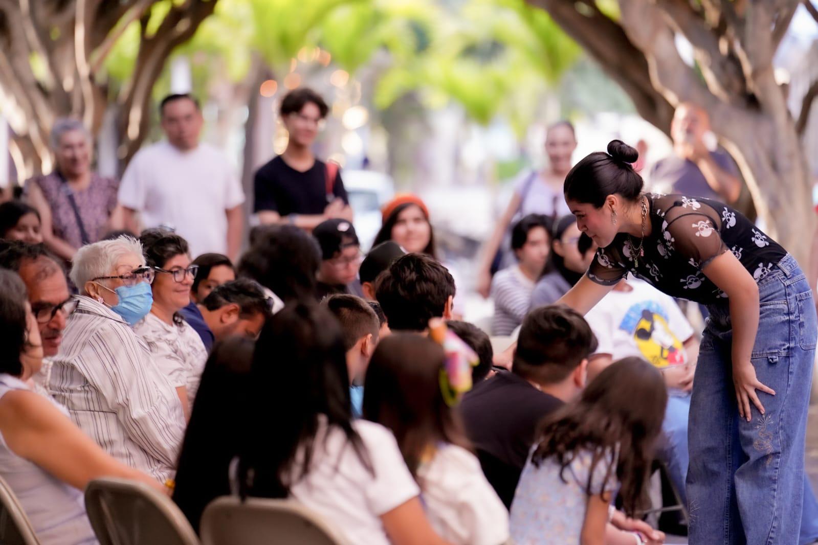 $!La artista narró con entusiasmo e interactuó con los niños y adultos.