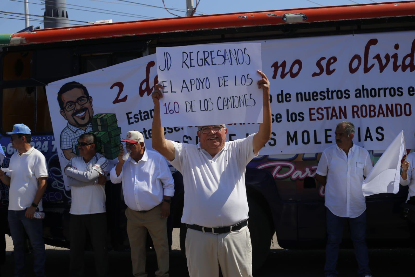 $!Trabajadores y jubilados del Stasac se enfrentan frente al sindicato