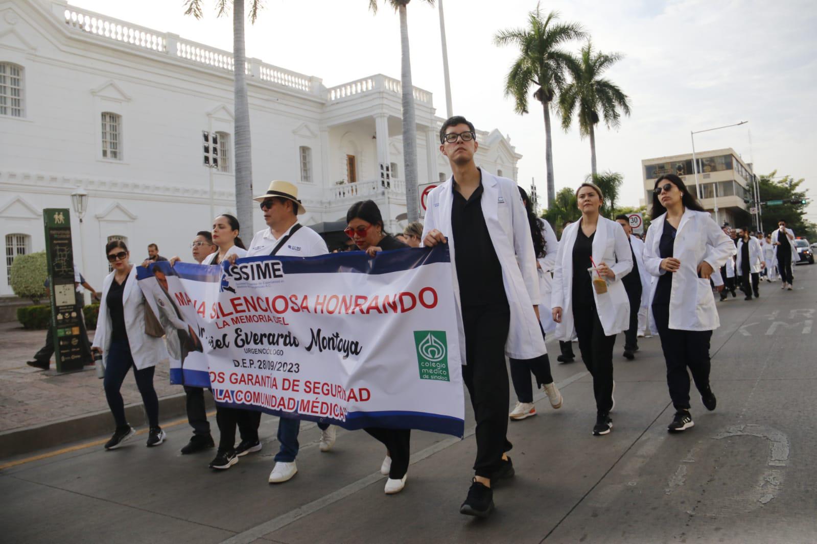 $!Marchan en silencio por Otniel, médico fallecido en atentado a clínica de Culiacán