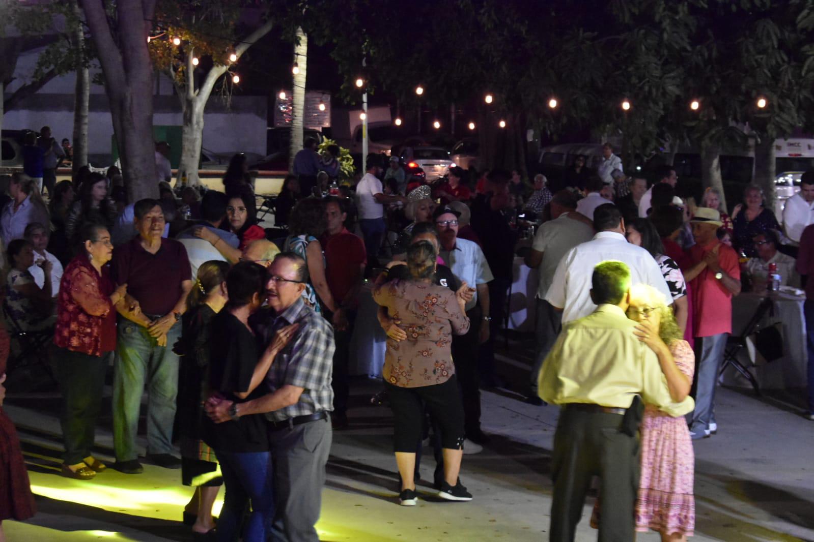 $!Y cayó la noche y el público siguió dando sus mejores pasos de baile.