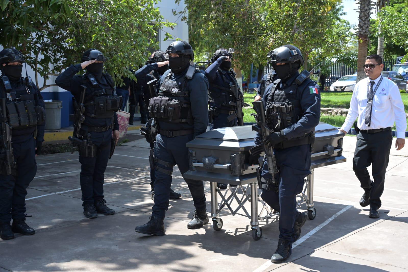 $!Homenajean en Culiacán a policía estatal herido en Ahome; murió por ataque con machete