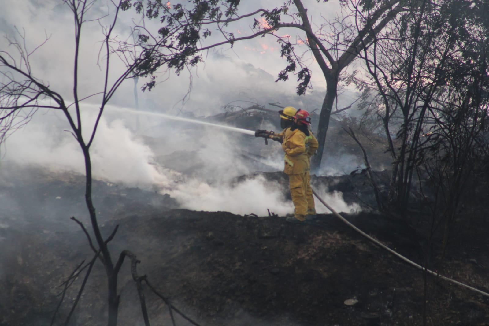 $!Se incendia relleno sanitario del Piggy Back, al sur de Culiacán