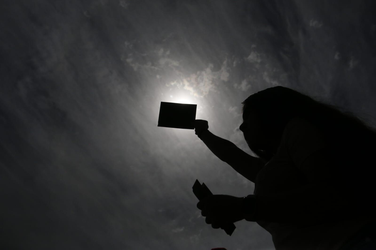 $!Fase máxima del eclipse de sol, vista desde el Centro de Ciencias de Culiacán.
