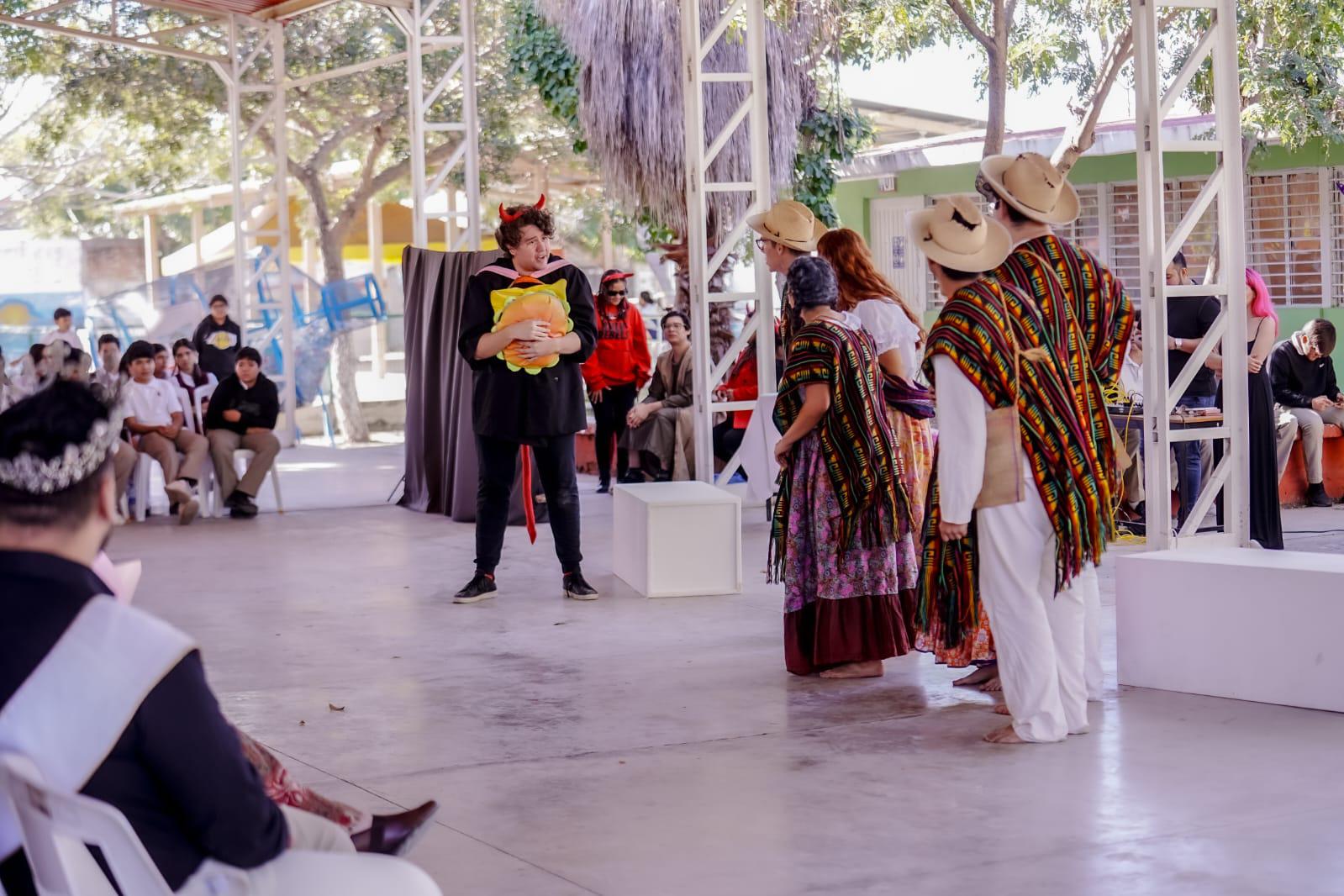 $!El entusiasmo de los actores dio lugar a fuertes aplausos.