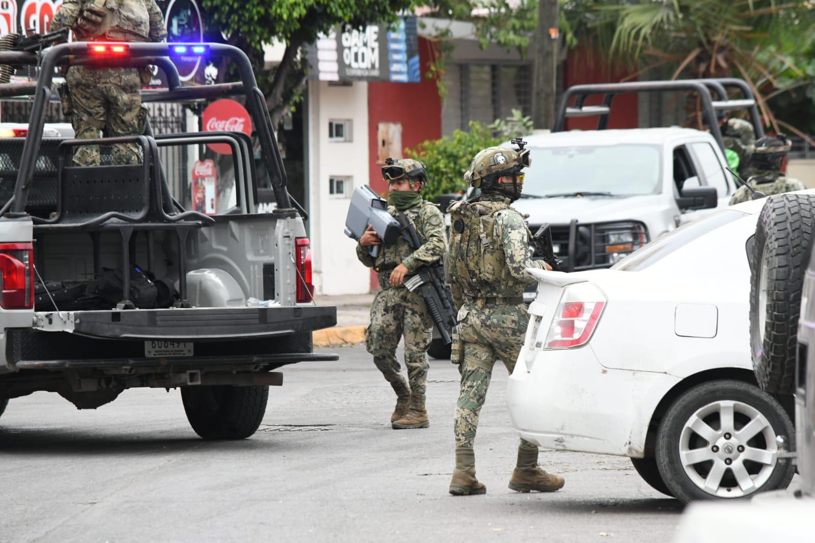 $!Provoca incidente entre Marinos y civiles armados cierre de comercios en el centro de Escuinapa