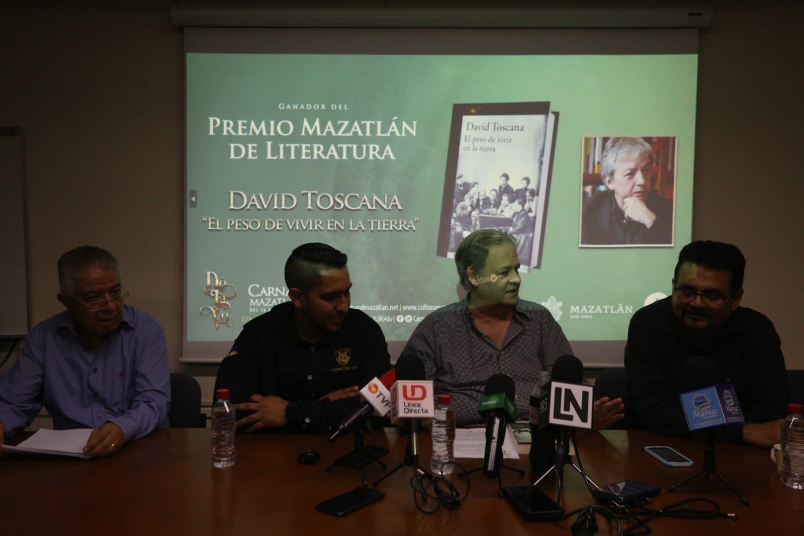$!Gana David Toscana el Premio Mazatlán de Literatura 2023