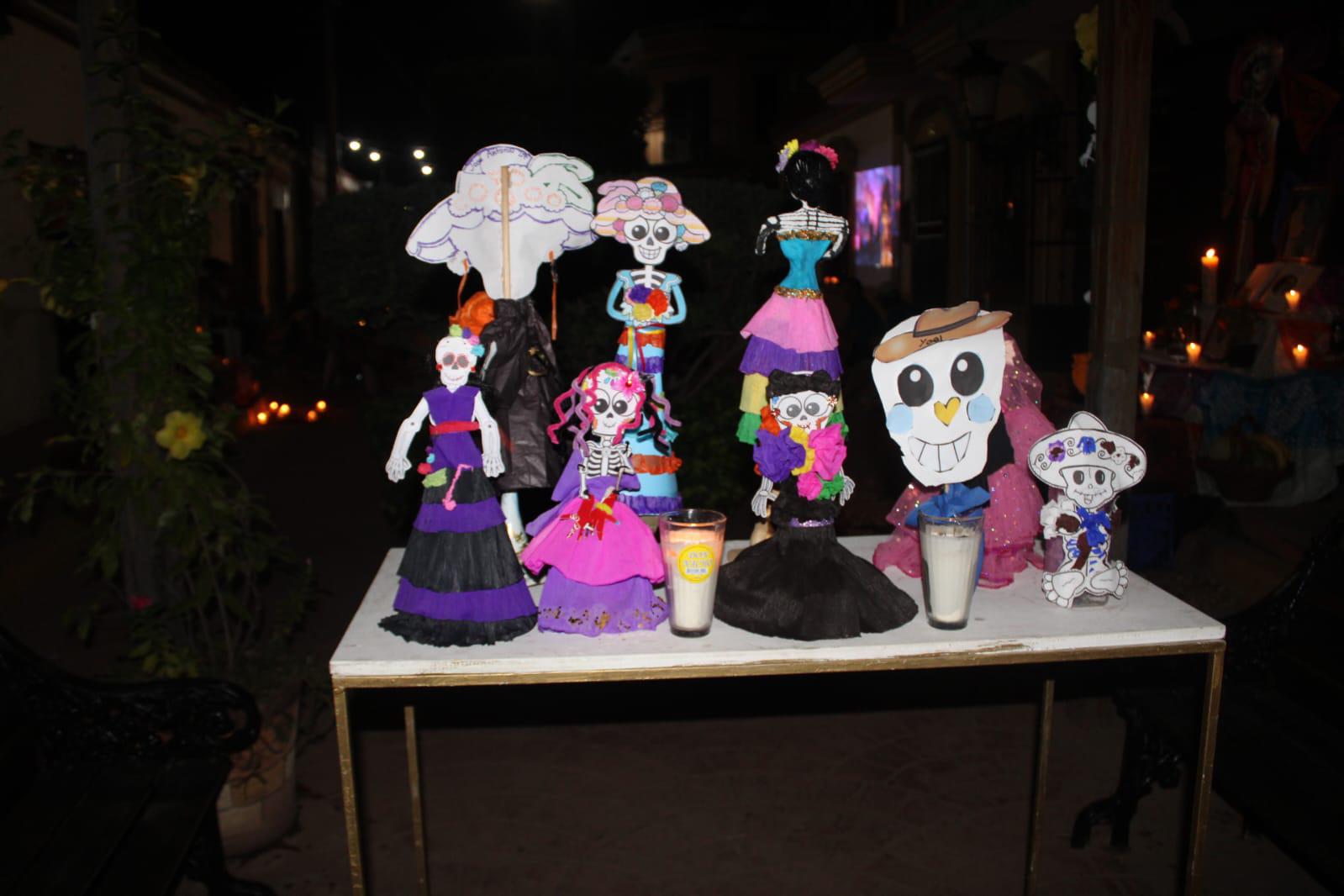 $!El Callejón 22 de diciembre, en Rosario, realiza su tradicional velada de altares de muertos
