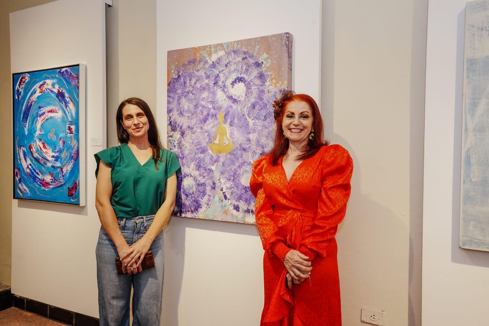 $!La maestra Mónica Rice, coordinadora de Artes Plásticas del Centro Municipal de las Artes y museógrafa de la exposición junto a la artista.